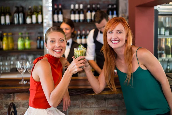 Freunde mit einem Glas Gin — Stockfoto