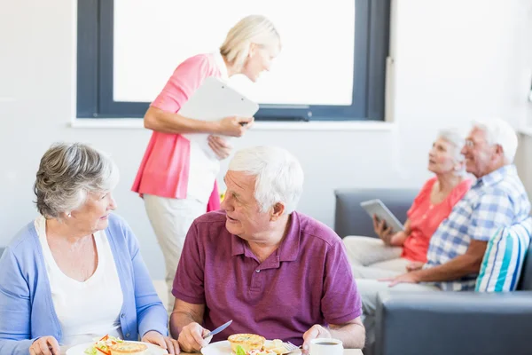 Verpleegkundige praten met senioren — Stockfoto