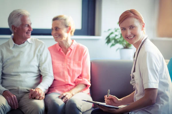 Arts medisch rapport van senior paar schrijven — Stockfoto