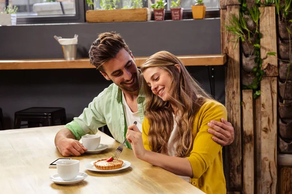 Adorável casal recebendo abraço — Fotografia de Stock