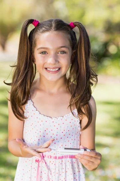 Mädchen testet Diabetes auf Glukosemessgerät — Stockfoto