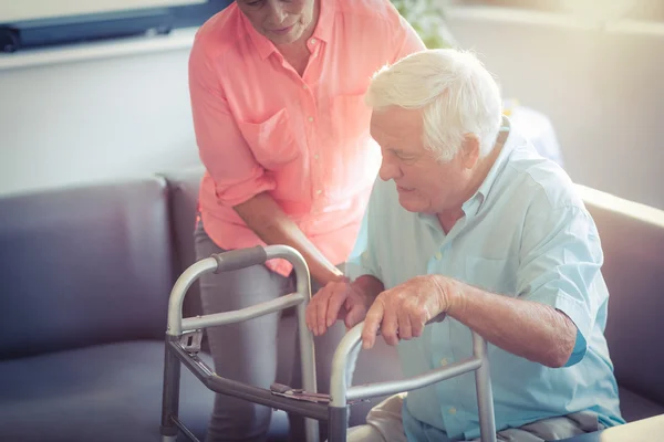 Senior kobieta pomaga starszy mężczyzna — Zdjęcie stockowe