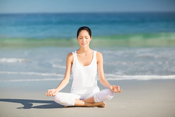 Kvinnan utför yoga — Stockfoto