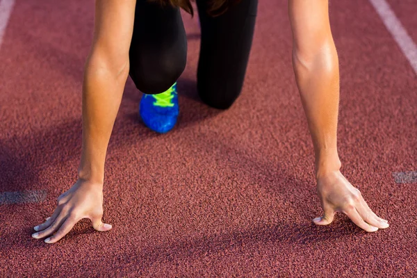 Atleta feminina em posição pronta para correr — Fotografia de Stock