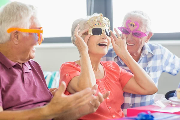 Seniors φορώντας αστεία γυαλιά — Φωτογραφία Αρχείου