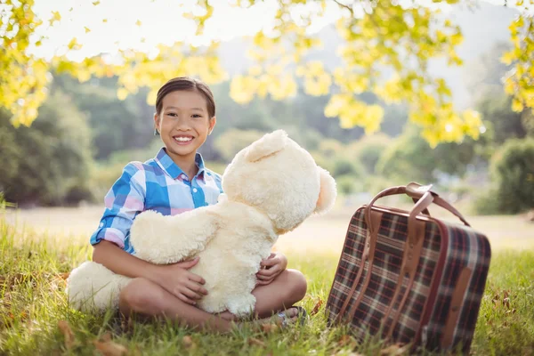 Mädchen mit Teddybär und Koffer — Stockfoto