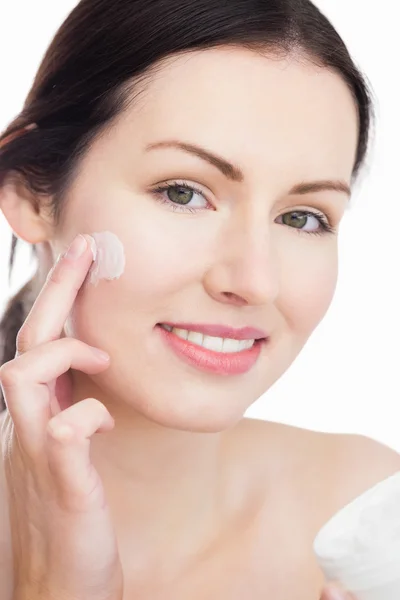 Mujer aplicando una crema — Foto de Stock