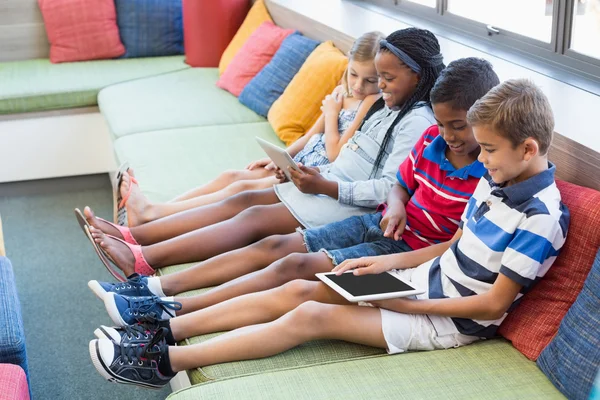 Niños de la escuela usando tabletas —  Fotos de Stock