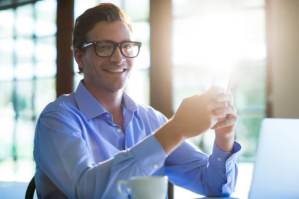 Uomo che utilizza il telefono cellulare — Foto Stock