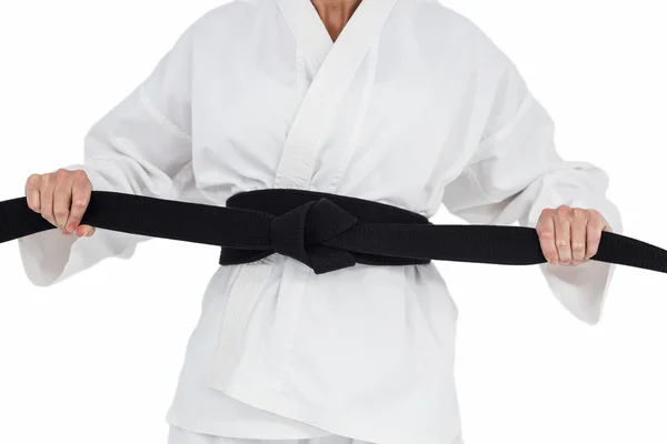 Atleta femenina apretando su cinturón de judo — Foto de Stock