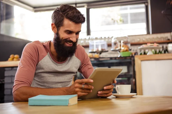 Mann sitzt mit Tablet — Stockfoto