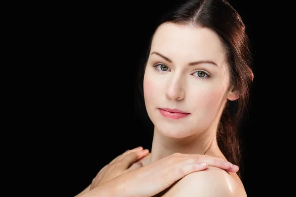 Frau posiert mit natürlichem Make-up — Stockfoto