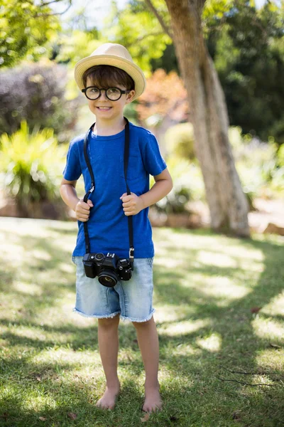 Мальчик позирует с камерой на шее — стоковое фото