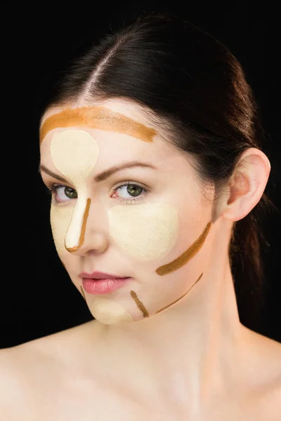 Mujer con maquillaje contorneante — Foto de Stock