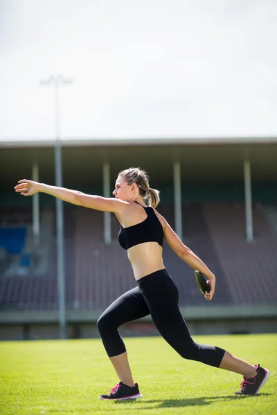 Vrouwelijke atleet over te gooien een discus — Stockfoto