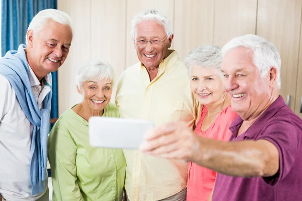 Senioren nemen van een selfie — Stockfoto