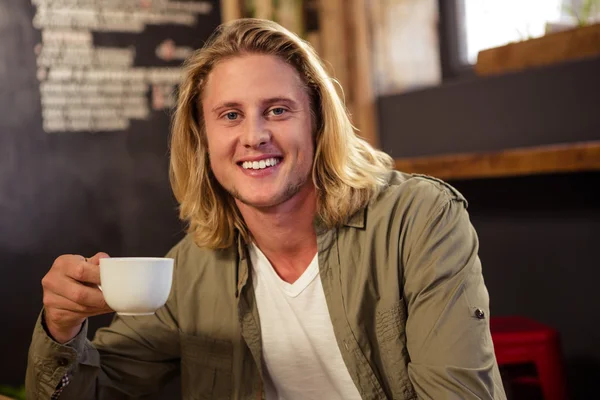 Hombre sosteniendo taza de café — Foto de Stock