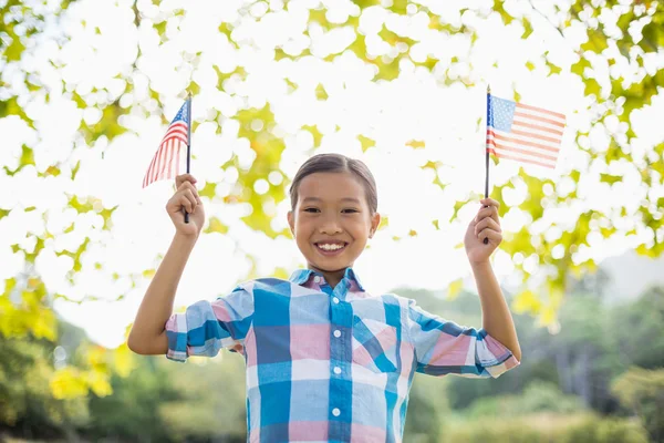 Chica sosteniendo una bandera americana —  Fotos de Stock