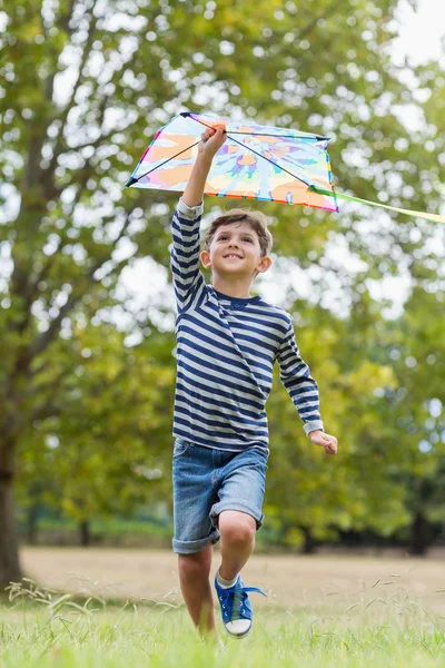 Junge spielt mit Drachen — Stockfoto