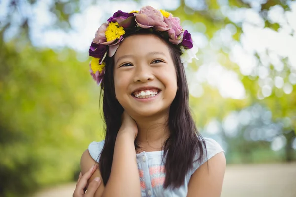 Chica pensativa sonriendo en el parque — Foto de Stock