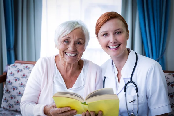 Retrato de médico feliz e paciente — Fotografia de Stock