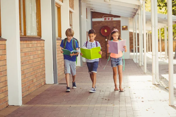 Schüler lesen Bücher — Stockfoto