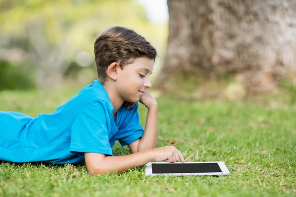 Jongen met behulp van Tablet PC in park — Stockfoto