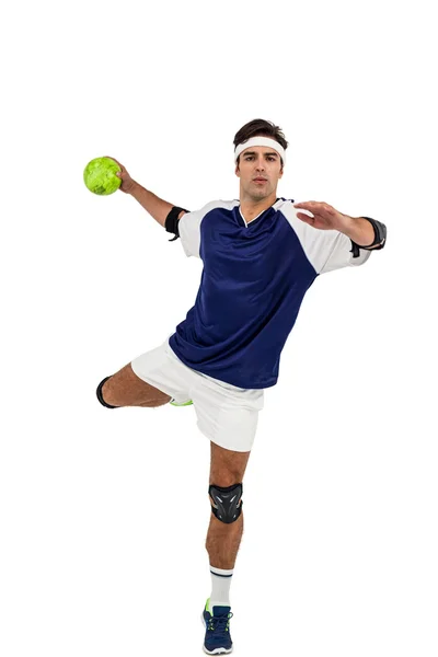 Retrato del deportista lanzando una pelota — Foto de Stock