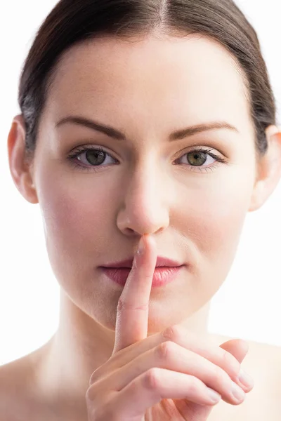 Vrouw met haar vinger op de mond — Stockfoto