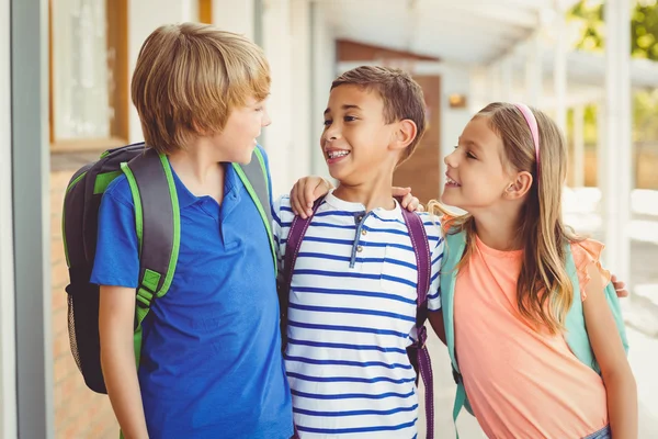 Niños de la escuela hablando entre sí — Foto de Stock