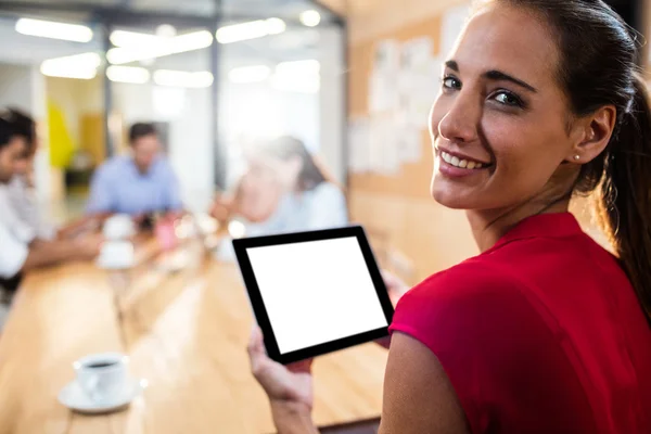 Hipster affärskvinna med hjälp av Tablet PC — Stockfoto