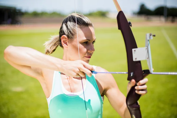 Athlète féminine pratiquant le tir à l'arc — Photo