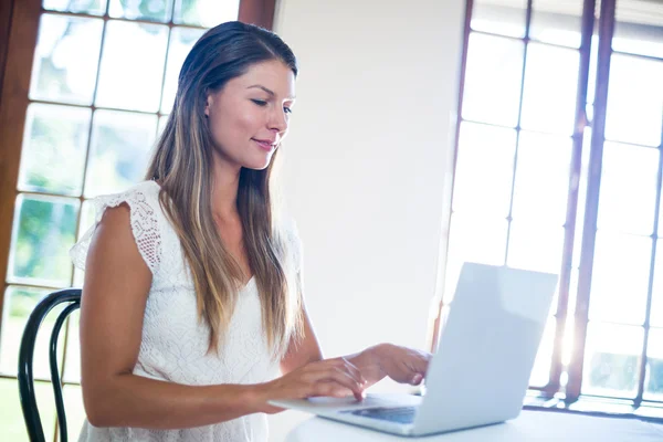 Kobieta korzysta z laptopa w restauracji — Zdjęcie stockowe