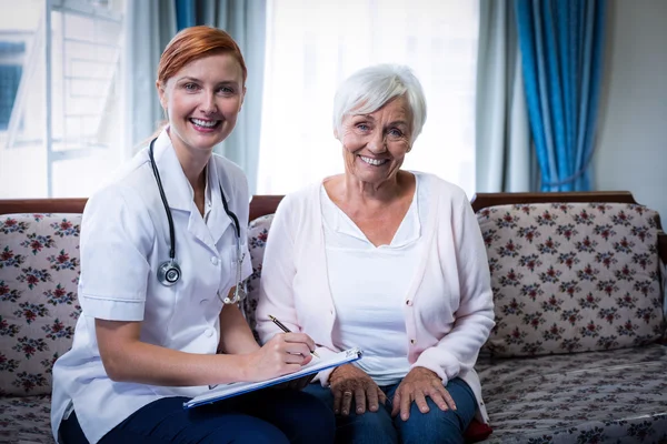 Arts een patiënten bloedglucose niveau testen — Stockfoto