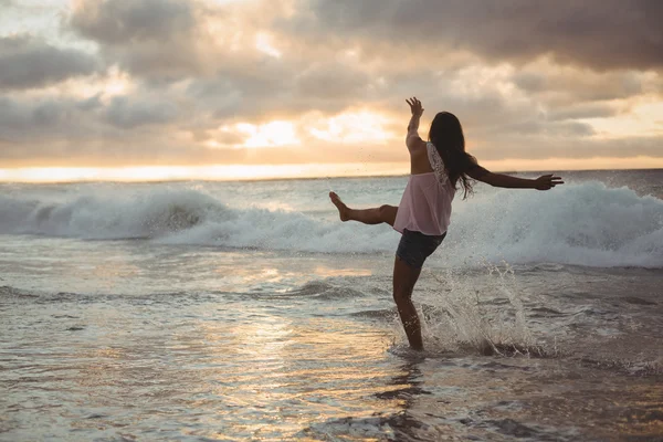 Plajda eğlenmek kadın — Stok fotoğraf