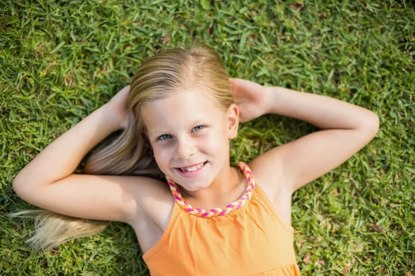 Giovane ragazza sdraiata sull'erba — Foto Stock