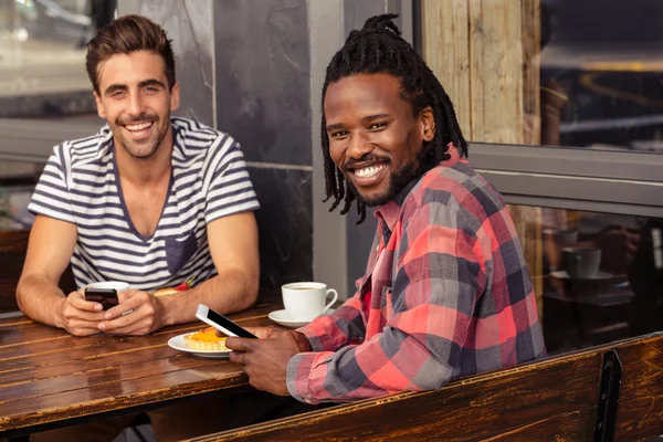 Friends using smartphones — Stock Photo, Image