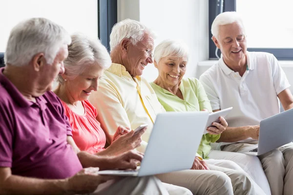 Personas mayores que utilizan tecnología —  Fotos de Stock