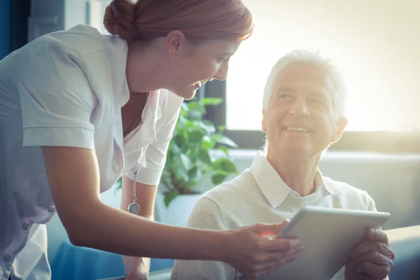 Kvinnlig sjuksköterska som visar medicinsk rapport — Stockfoto