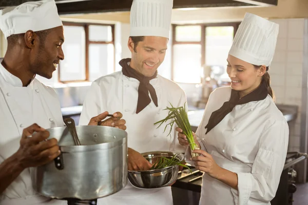 Chefs hablando mientras preparan comida — Foto de Stock