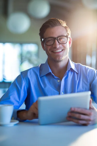 Usmívající se muž pomocí tabletu — Stockfoto