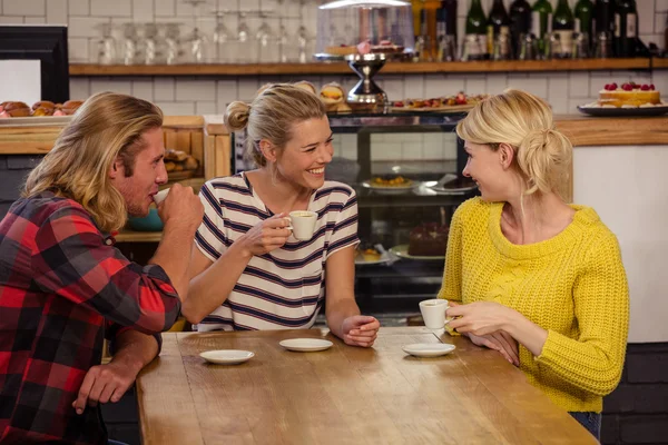 Vänner dricka espresso — Stockfoto