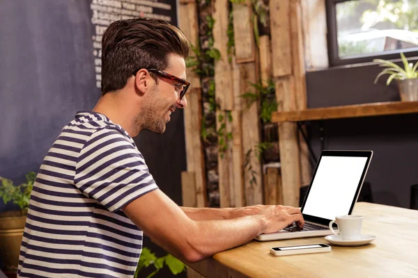 Człowiek za pomocą laptopa w kafeterii — Zdjęcie stockowe