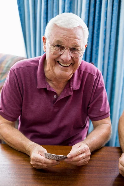Senior mannen spelkort — Stockfoto