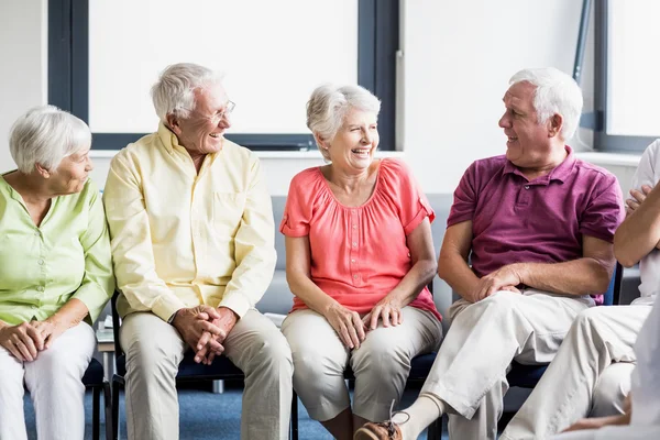 Seniors μιλούσαν μεταξύ τους — Φωτογραφία Αρχείου