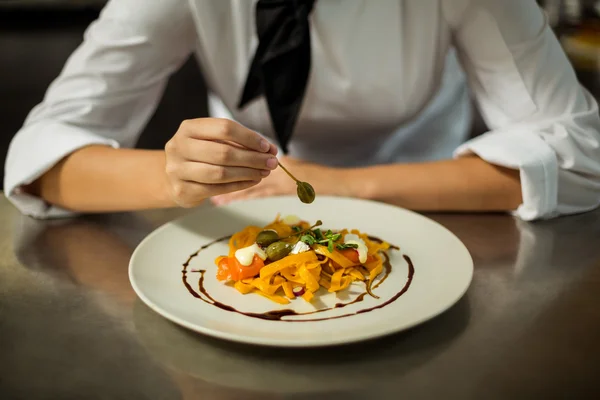 Chef-kok bijgerechten pasta schotel met olijfolie — Stockfoto