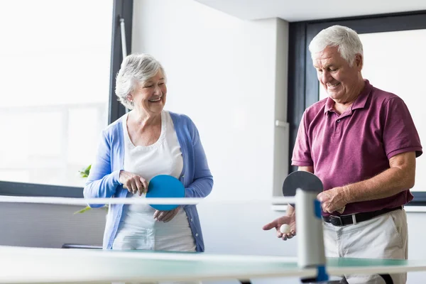 Seniors παίζοντας πινγκ πονγκ — Φωτογραφία Αρχείου