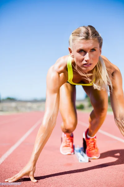 Женщина-атлет готова бегать по беговой дорожке — стоковое фото