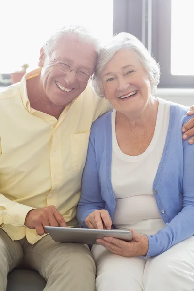 Pareja mayor usando una tableta — Foto de Stock