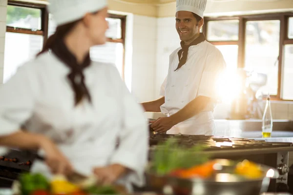 Chef-kok werkt met collega — Stockfoto